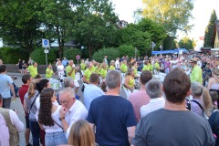 Trommler zwischen unseren Gästen auf der Strasse