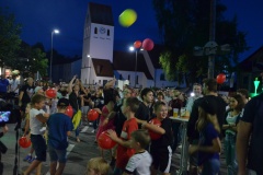 die Maibaumbühne in der Abendstimmung