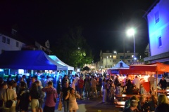 Blick über die Festmeile in Richtung Maibaumbühne am Abend